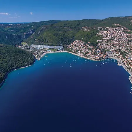 Σπίτι διακοπών Gorgeous In With Outdoor Swimming Pool